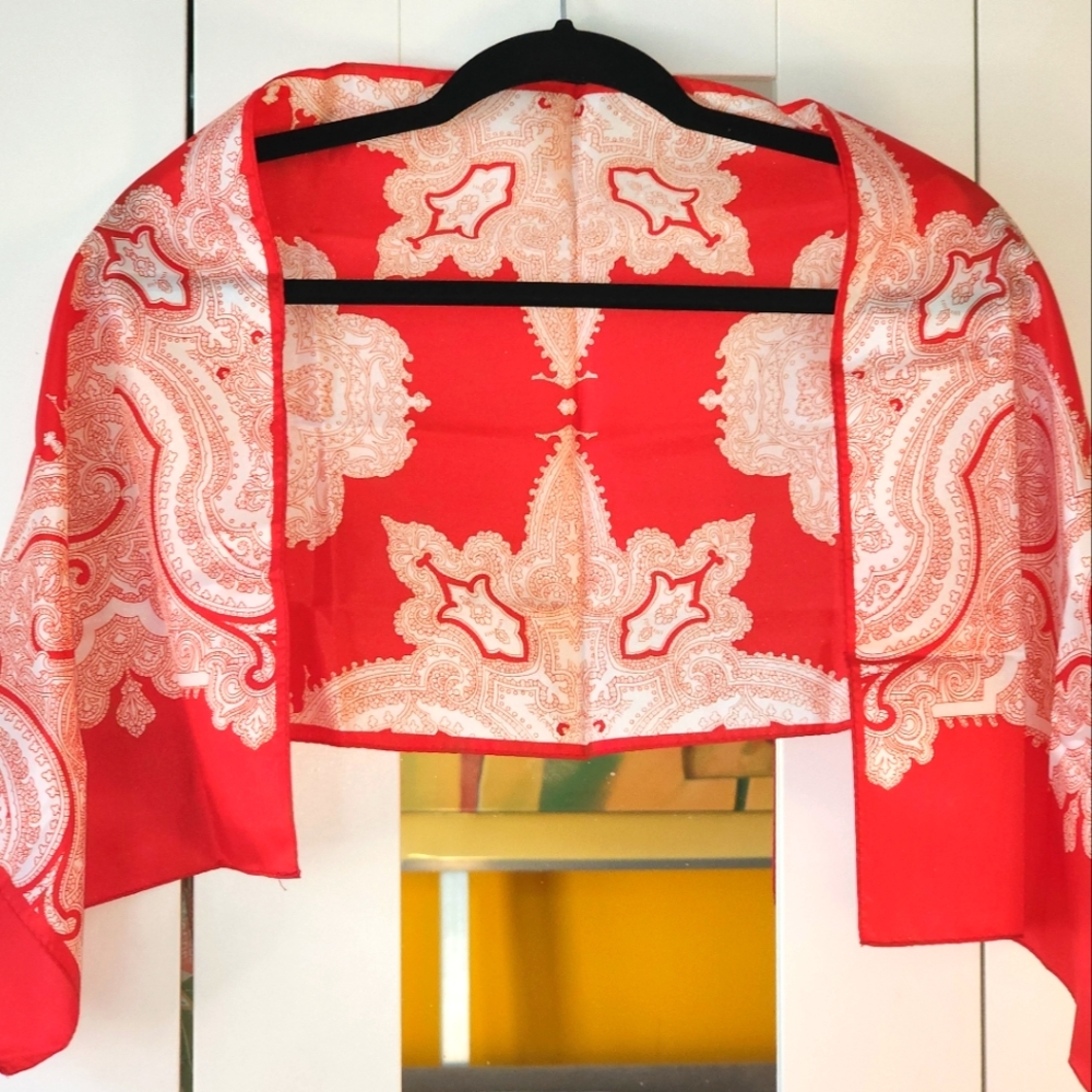 Gorgeous scarf with red and white detailed design